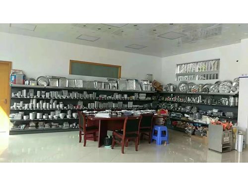 Aluminum food box products and complete sets of machinery